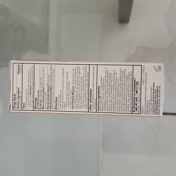 La Roche Posay Anthelios Tinted Mineral Light Fluid Sunscreen - Picture 2 of 4